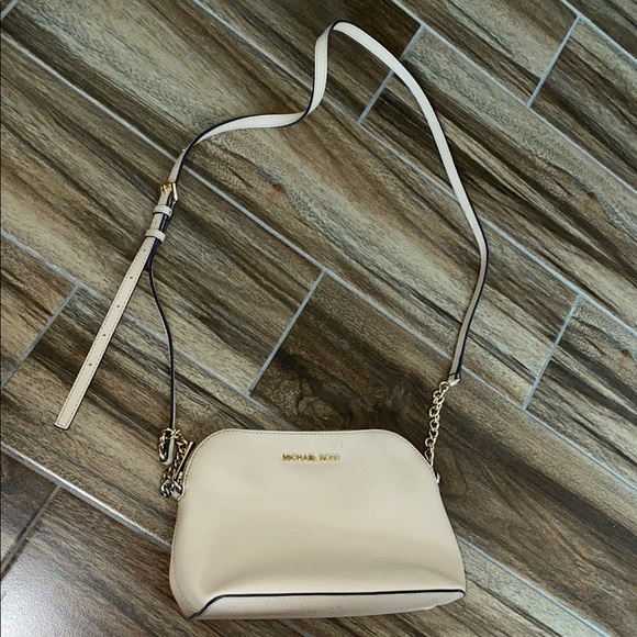 Michael Kors Handbags - 🦋Michael Kors Cream Crossbody Bag!